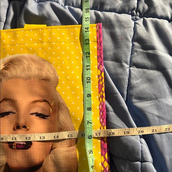 NEW-collectors Marilyn Monroe Designer
Shopping tote w/t Snap on wallet inside - Picture 13 of 15